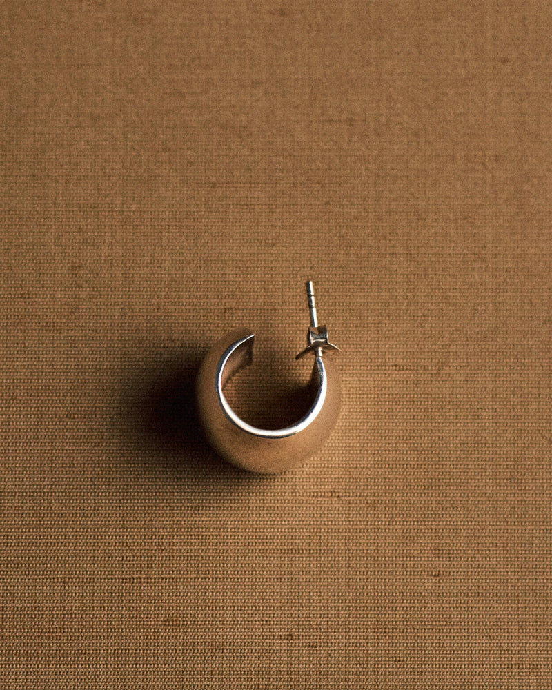 Sterling silver wide hoop earring (925) — clasp and curve detail, Art Deco.