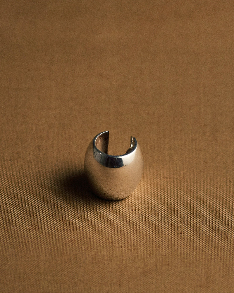 French Art Deco wide hoop earring (925) — single earring, studio view.